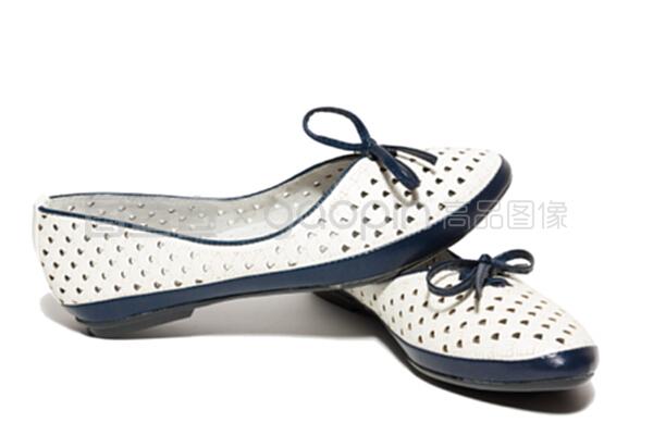 点睛之笔 白色背景鞋款的百变鞋类配件