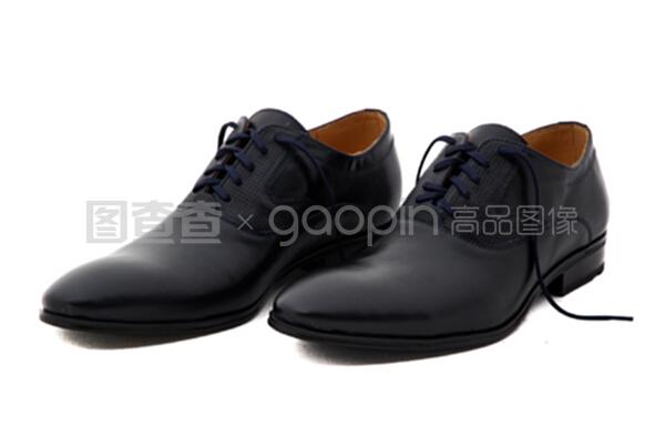 白色背景下的黑色人造皮鞋 男性时尚的鞋类配件新选择