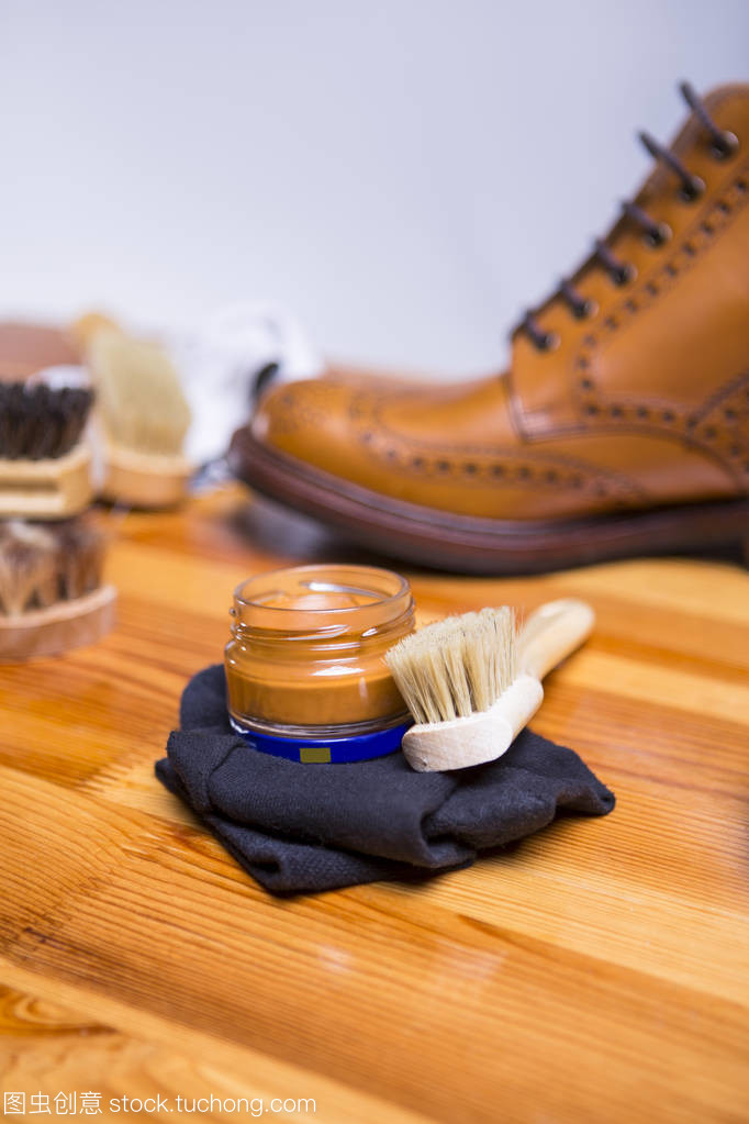 高级棕褐色土音靴的清洁与保养指南